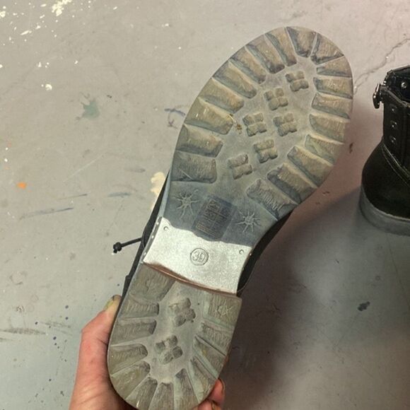 Size 39 (8.5) Steel Grey TAXI Motto Booties - Picture 4 of 4